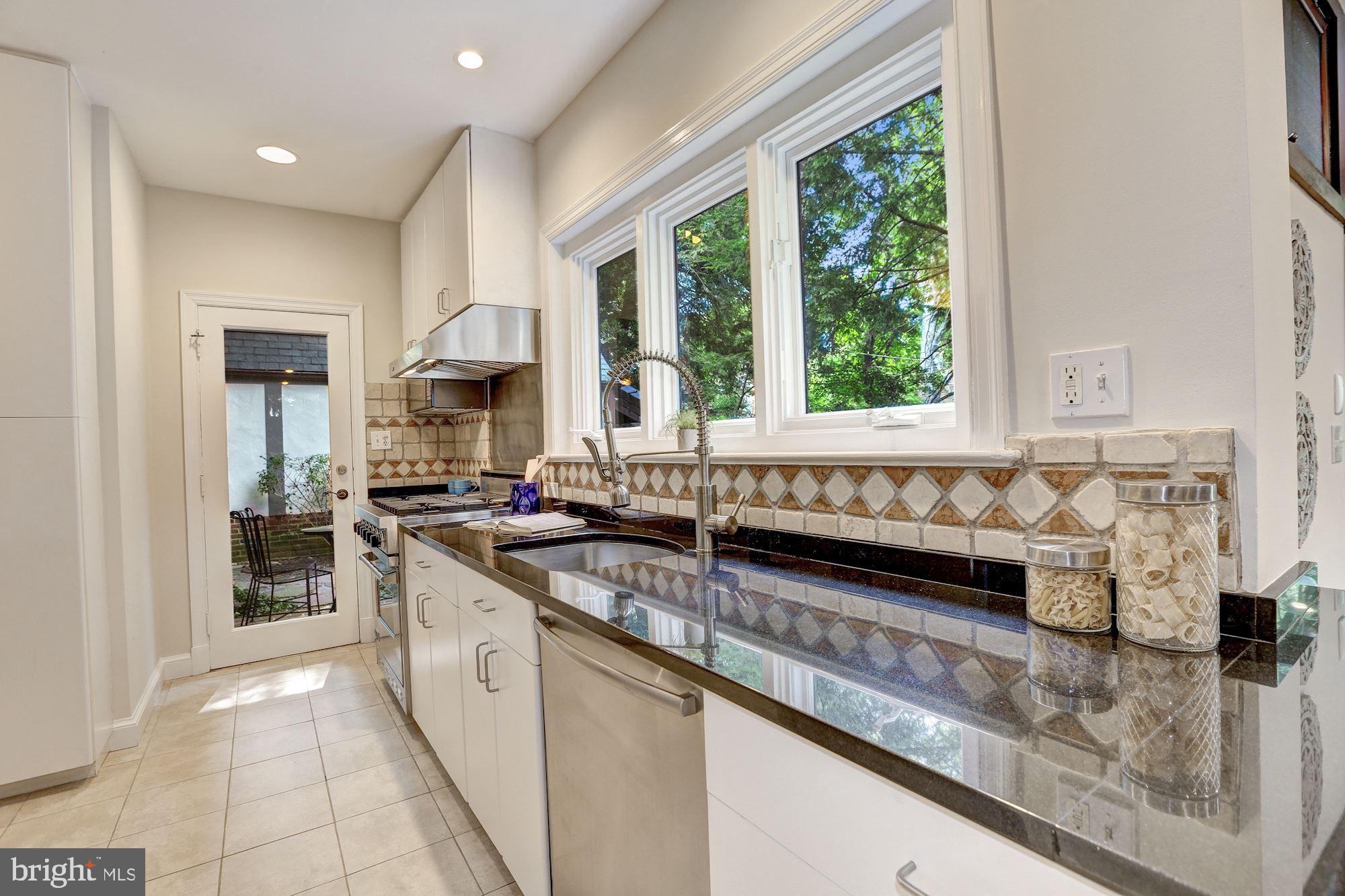 5204 Abingdon Road Bethesda, MD 20816 - Photo 6 of 30 Gourmet Kitchen