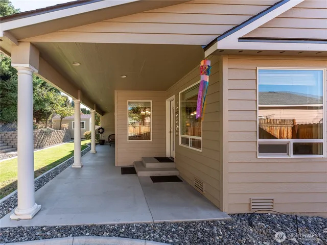 a view of an entryway of the house