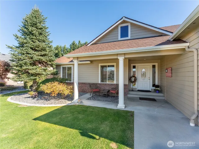 a view of a house with backyard and porch