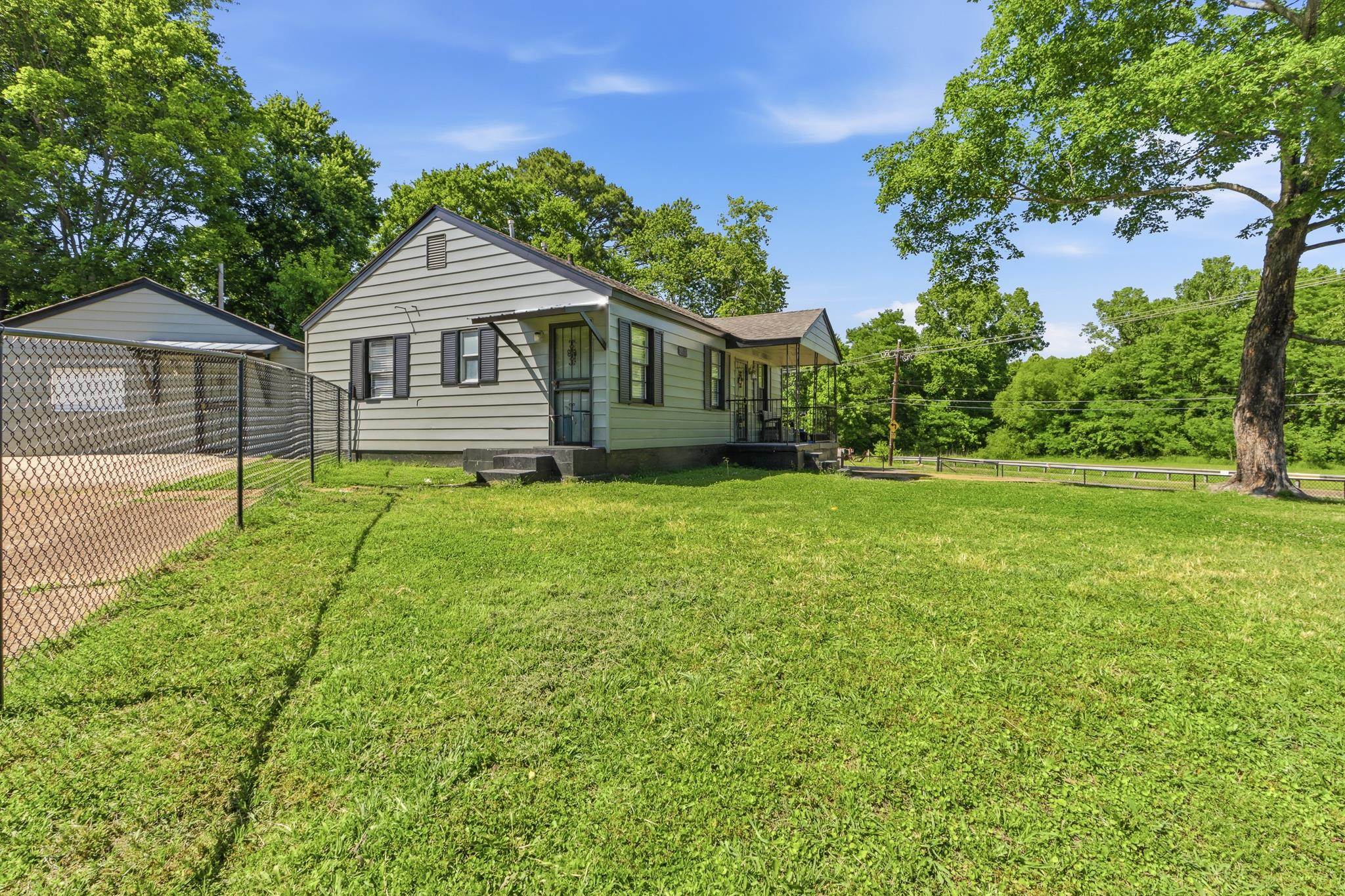 1811 Wells Station Road Memphis, TN 38108 - Photo 4 of 33