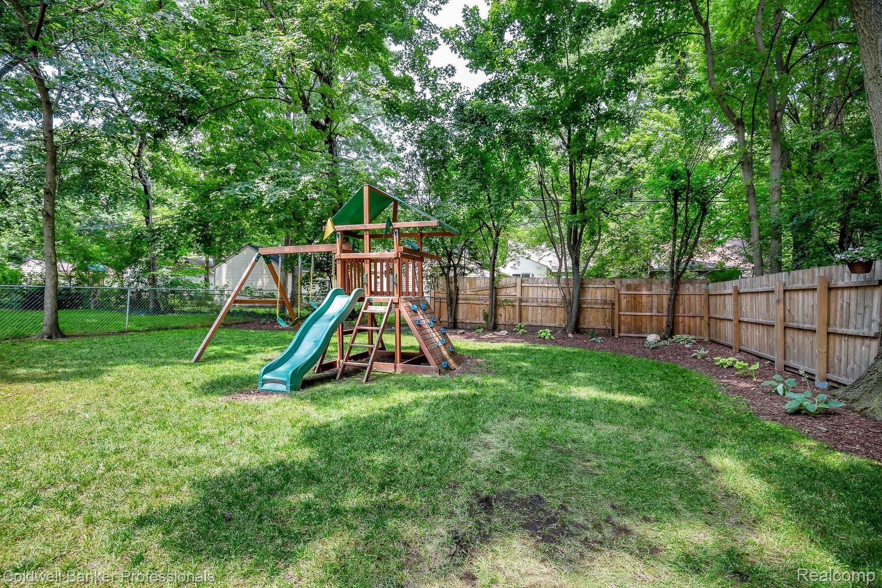 3234 Warick Road Royal Oak, MI 48073 - Photo 35 of 37 Spacious yard!