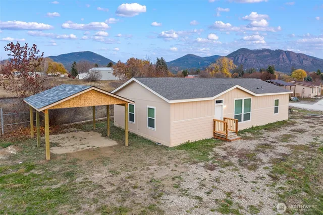 a view of a house with a yard
