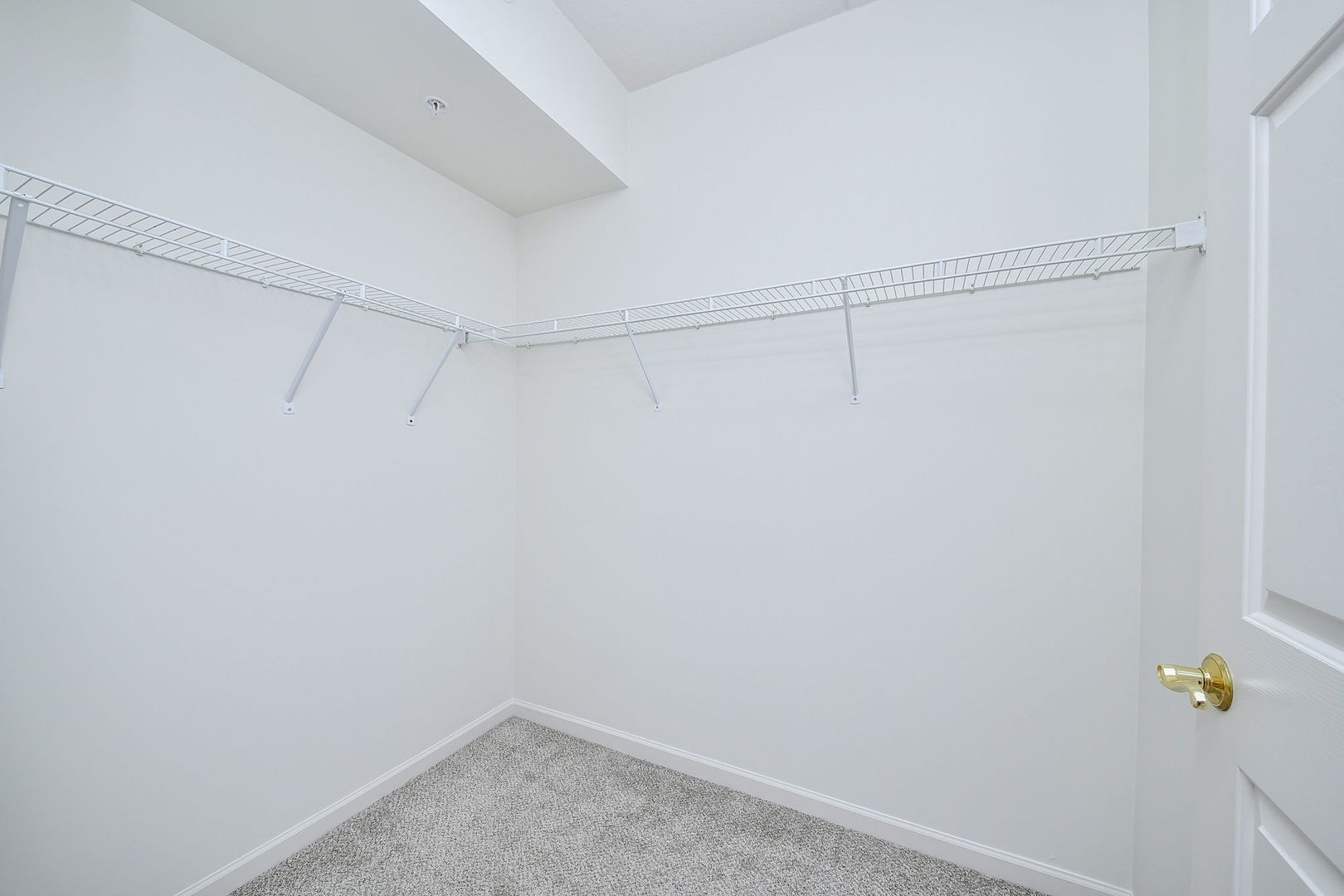 586 Crescent Boulevard, Unit 305 Glen Ellyn, IL 60137 - Photo 11 of 13 a view of small space