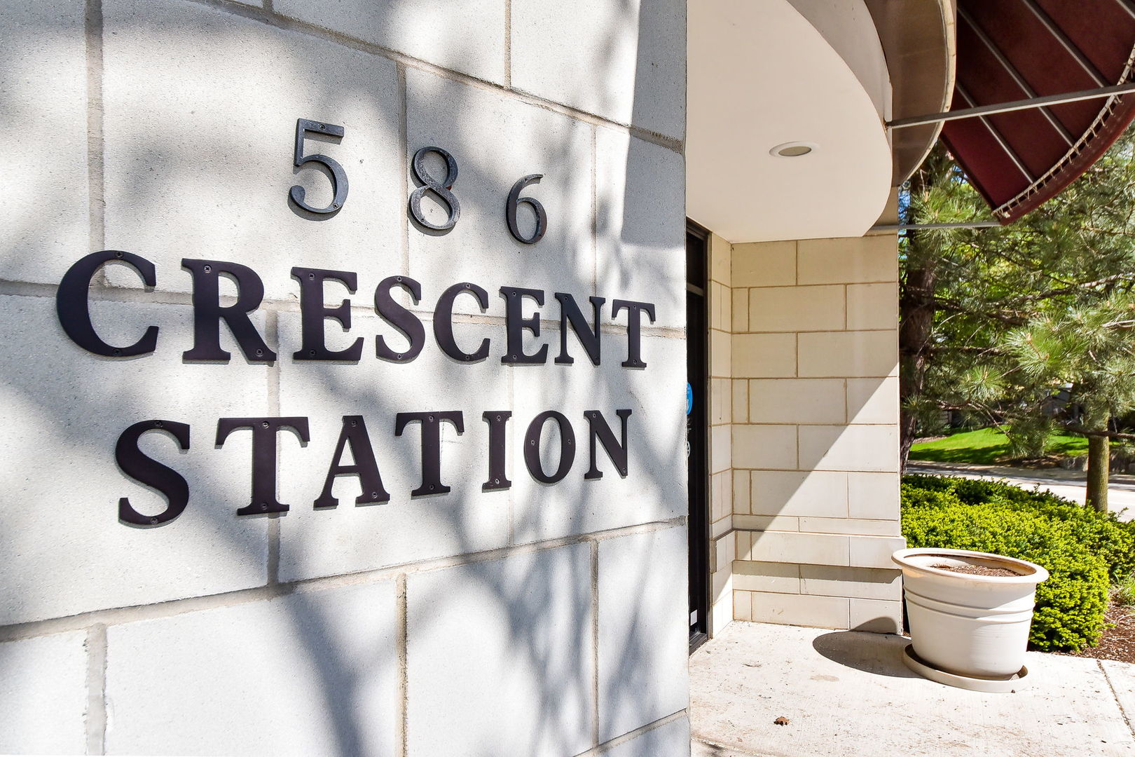 586 Crescent Boulevard, Unit 305 Glen Ellyn, IL 60137 - Photo 2 of 13 a view of a street sign