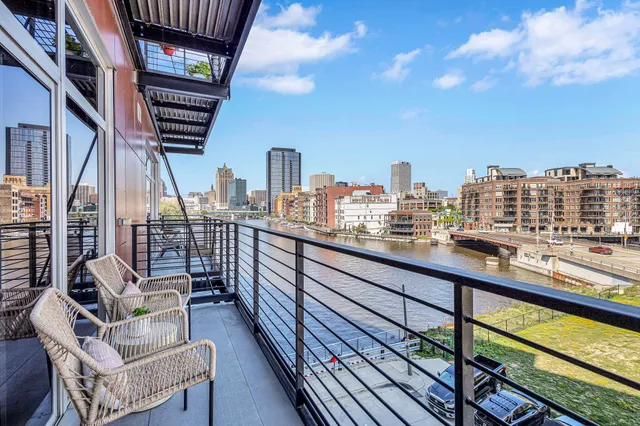 $2,200 | 106 West Seeboth Street, Unit 406, Milwaukee, WI 53204