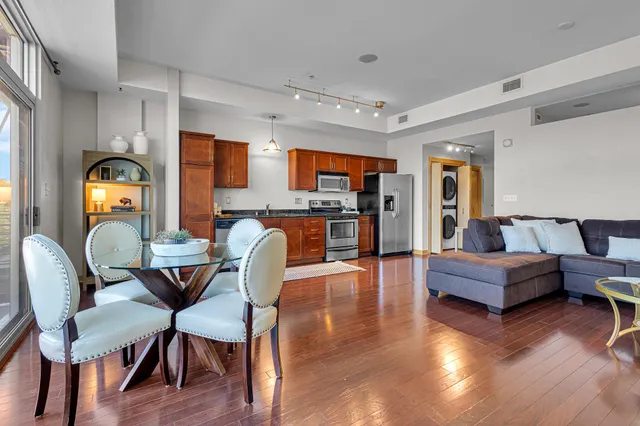 $2,200 | 106 West Seeboth Street, Unit 406, Milwaukee, WI 53204