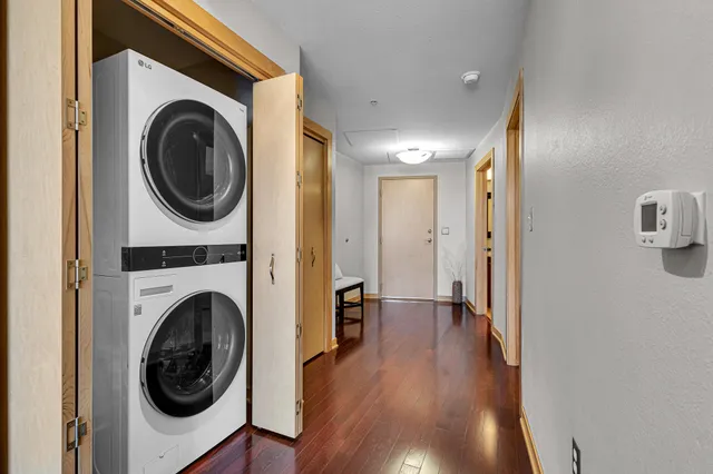 $2,200 | 106 West Seeboth Street, Unit 406, Milwaukee, WI 53204