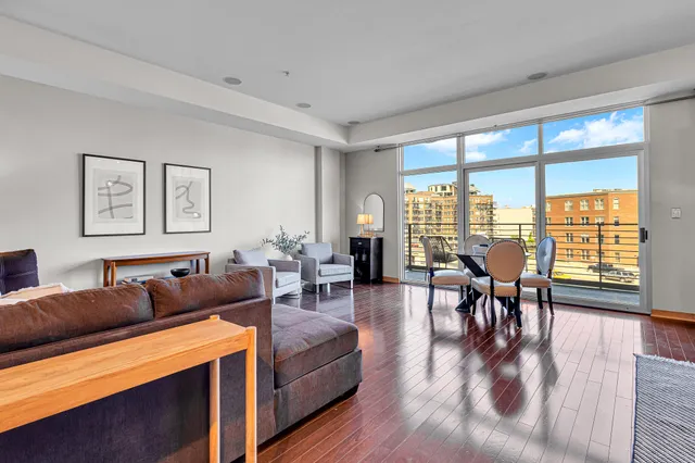 $2,200 | 106 West Seeboth Street, Unit 406, Milwaukee, WI 53204