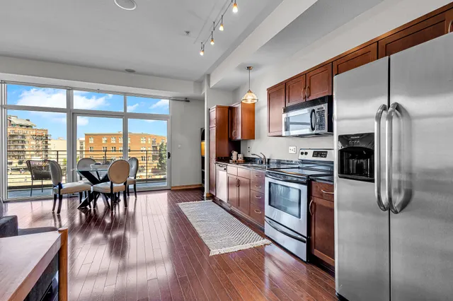 $2,200 | 106 West Seeboth Street, Unit 406, Milwaukee, WI 53204