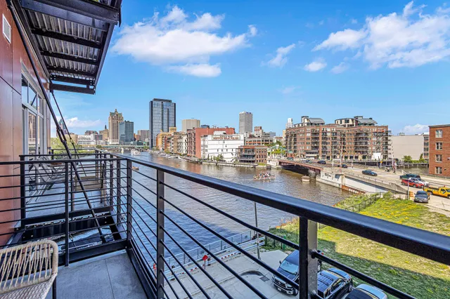 $2,200 | 106 West Seeboth Street, Unit 406, Milwaukee, WI 53204