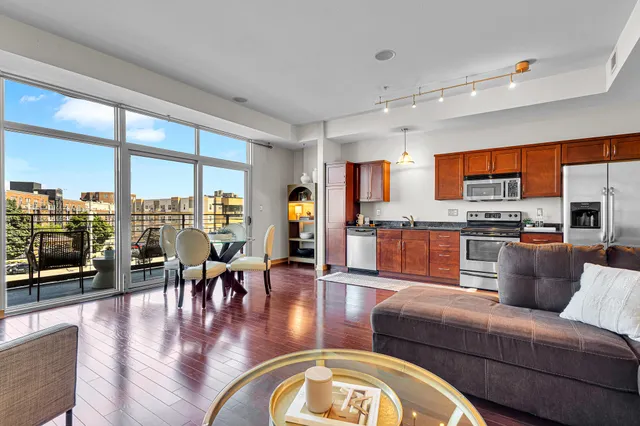 $2,200 | 106 West Seeboth Street, Unit 406, Milwaukee, WI 53204