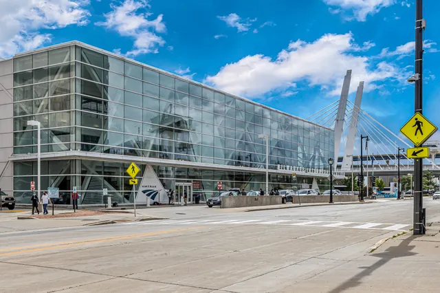 $2,200 | 106 West Seeboth Street, Unit 406, Milwaukee, WI 53204