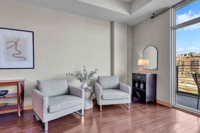 $2,200 | 106 West Seeboth Street, Unit 406, Milwaukee, WI 53204