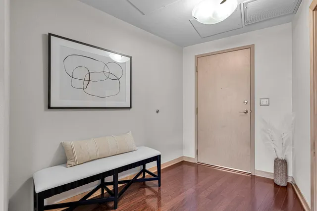 $2,200 | 106 West Seeboth Street, Unit 406, Milwaukee, WI 53204