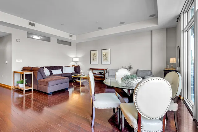 $2,200 | 106 West Seeboth Street, Unit 406, Milwaukee, WI 53204