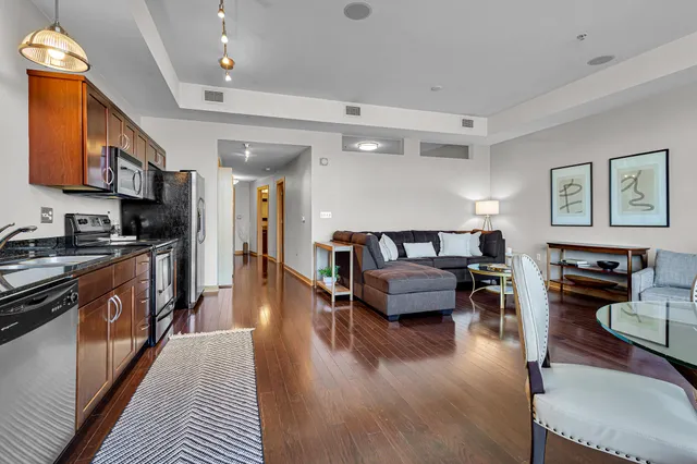 $2,200 | 106 West Seeboth Street, Unit 406, Milwaukee, WI 53204