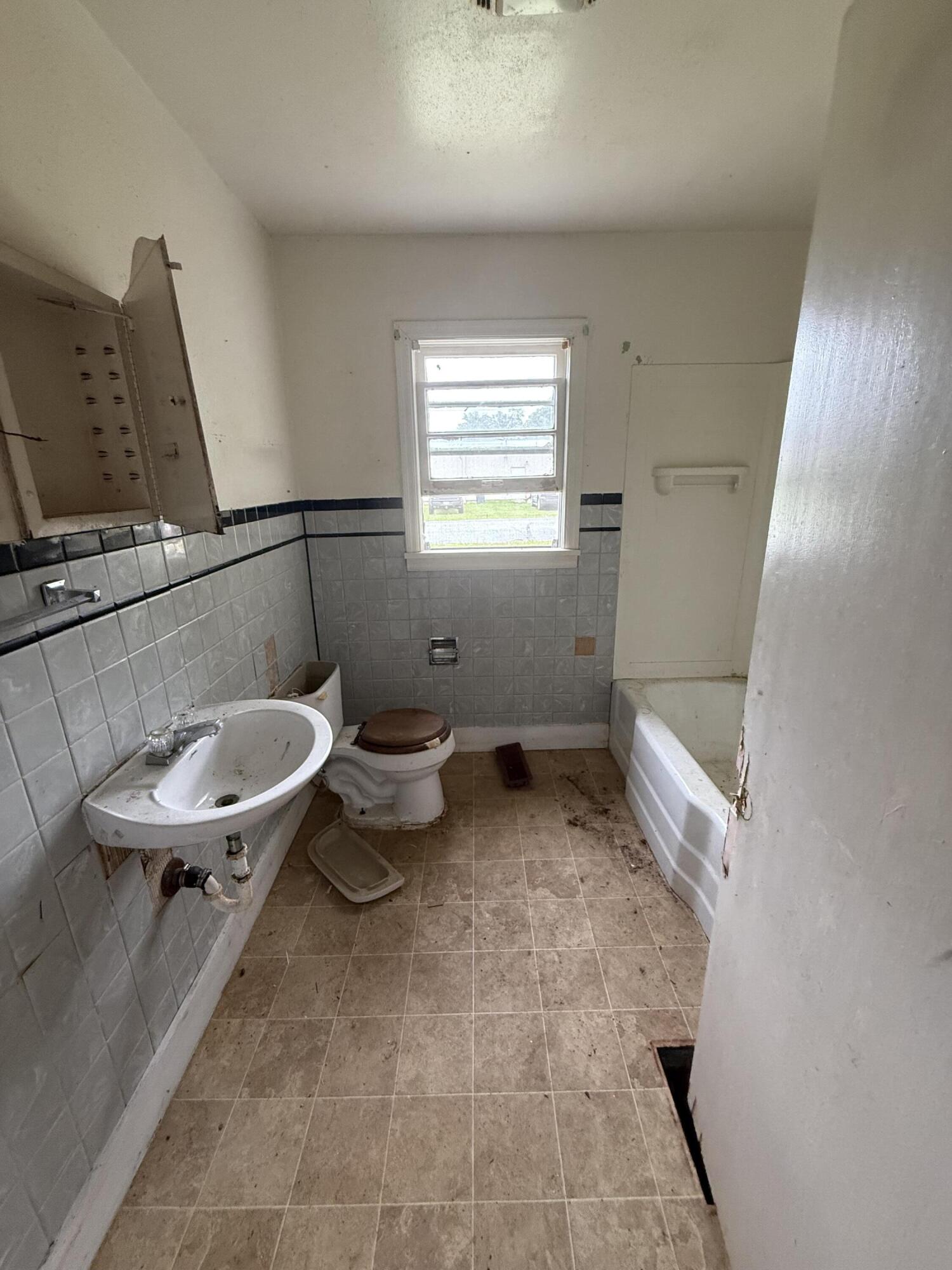 201 Willard Street Hampton, SC 29924 - Photo 14 of 32 Bathroom