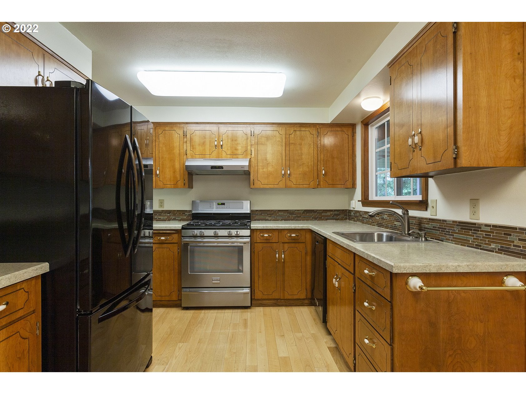 16190 South Wilson Road Oregon City, OR 97045 - Photo 12 of 32 a kitchen with stainless steel appliances granite countertop a sink stove and refrigerator