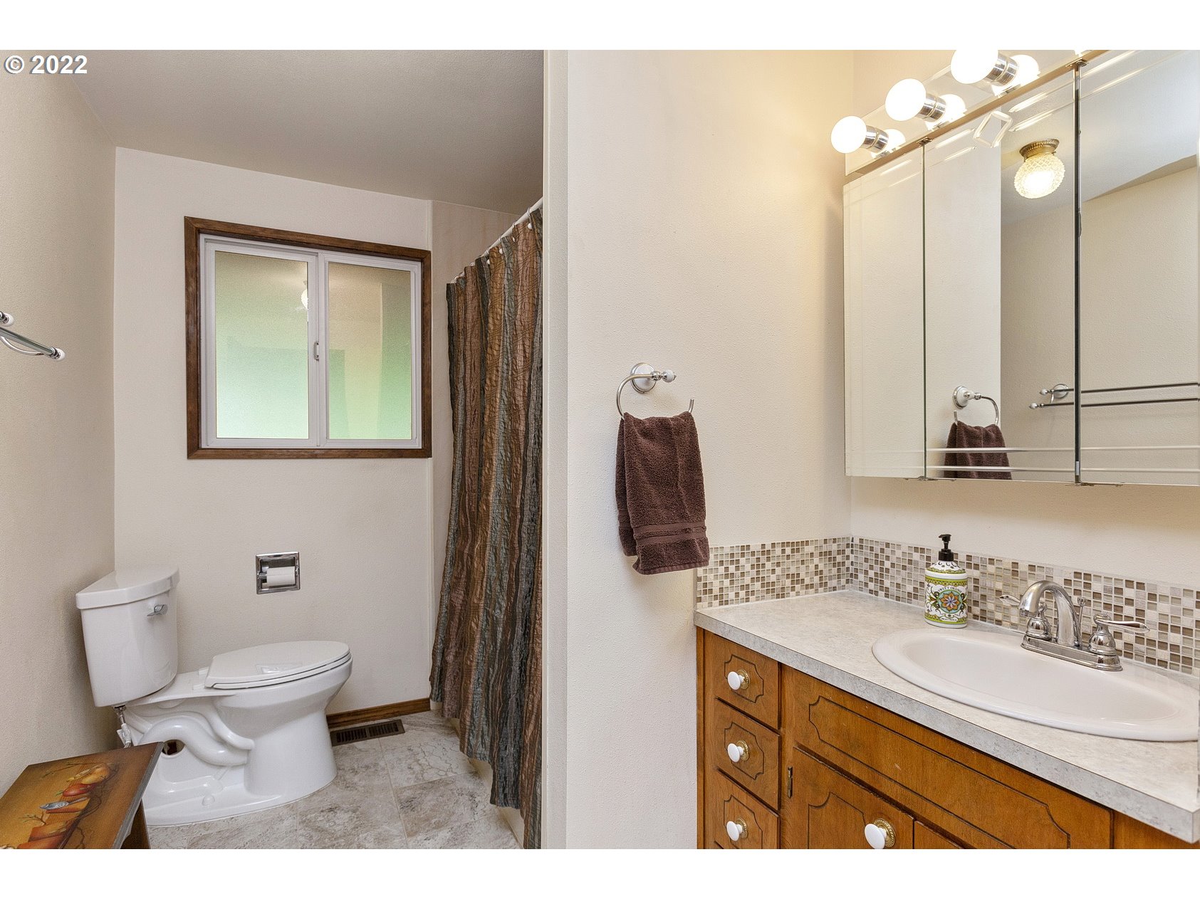 16190 South Wilson Road Oregon City, OR 97045 - Photo 15 of 32 a bathroom with a sink toilet and mirror