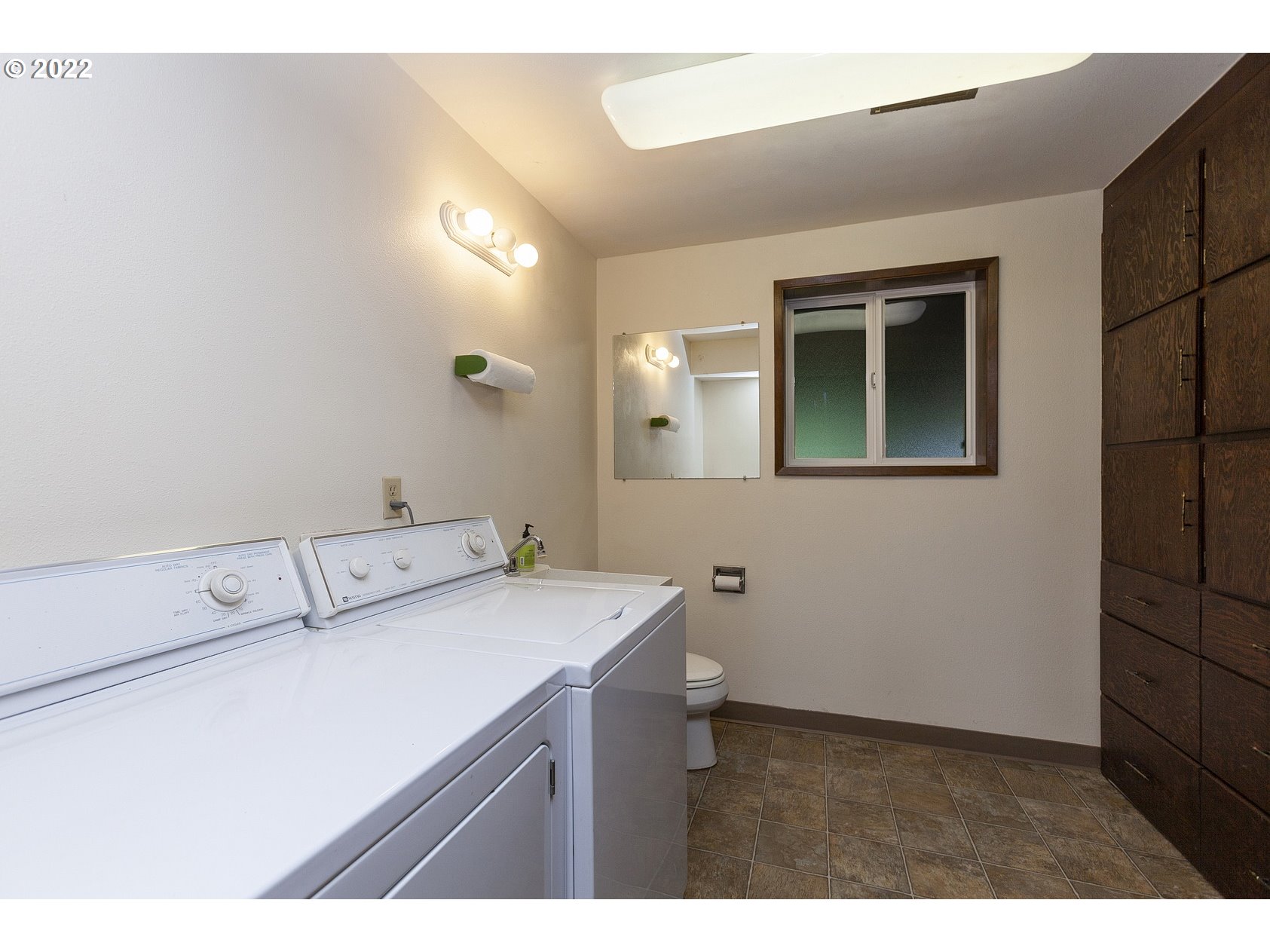 16190 South Wilson Road Oregon City, OR 97045 - Photo 23 of 32 a utility room with dryer and washer