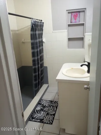 a view of empty room with window