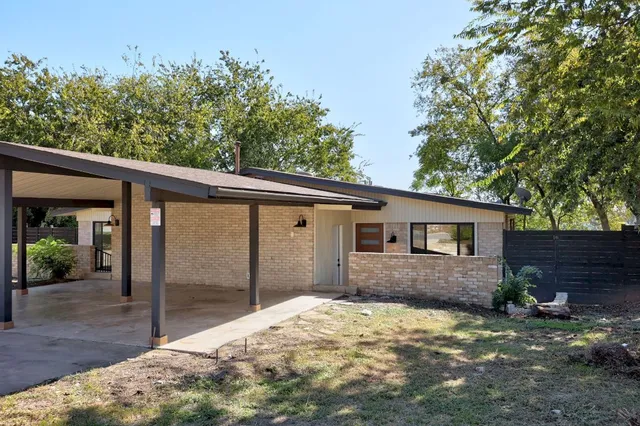 a view of a house with a backyard