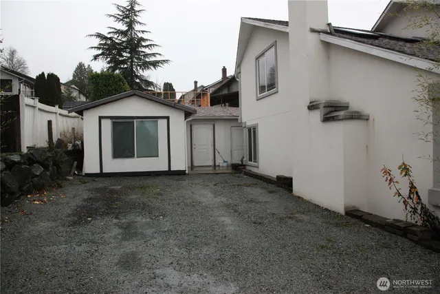 a view of a house with a yard