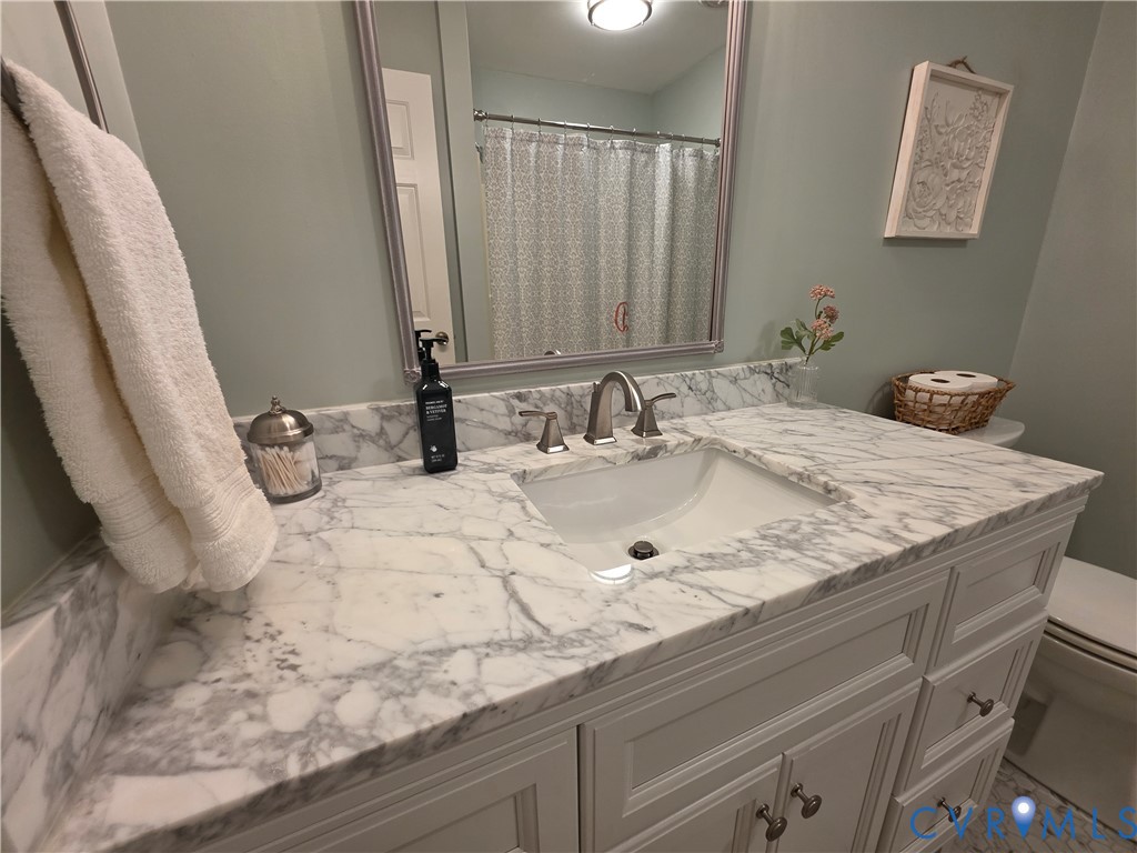 8511 Peaks Road Hanover, VA 23069 - Photo 27 of 44 Large Vanity in Hall Bathroom