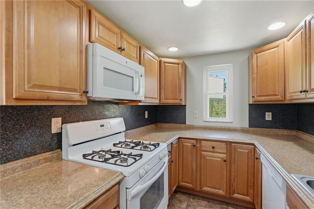 181 Castle Road Pittsburgh, PA 15234 - Photo 11 of 32 Gallery Image 11