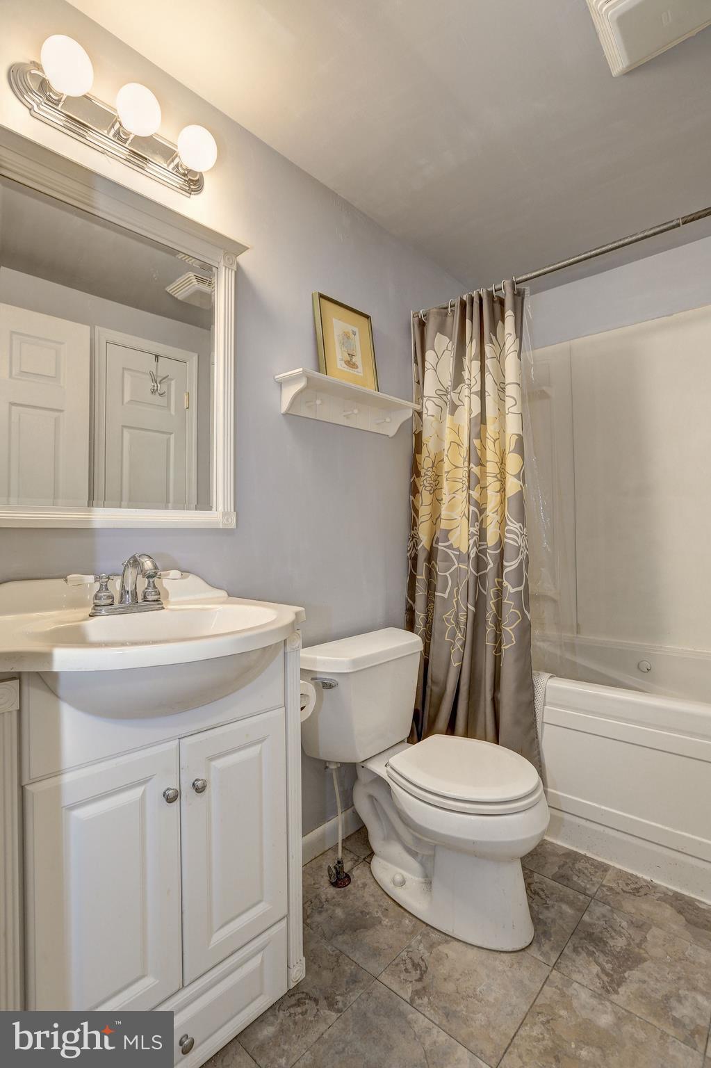23500 Whites Ferry Road Dickerson, MD 20842 - Photo 14 of 42 Hall full bathroom