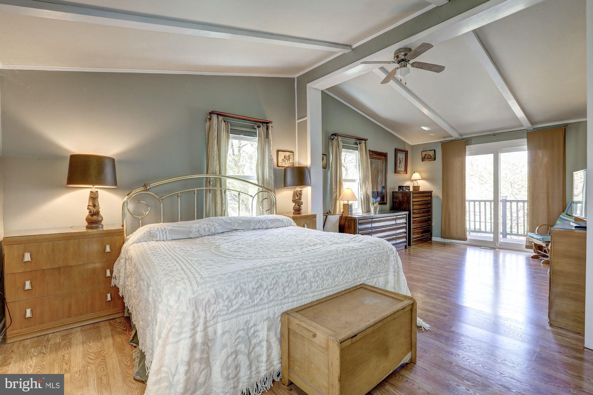 23500 Whites Ferry Road Dickerson, MD 20842 - Photo 22 of 42 Master bedroom