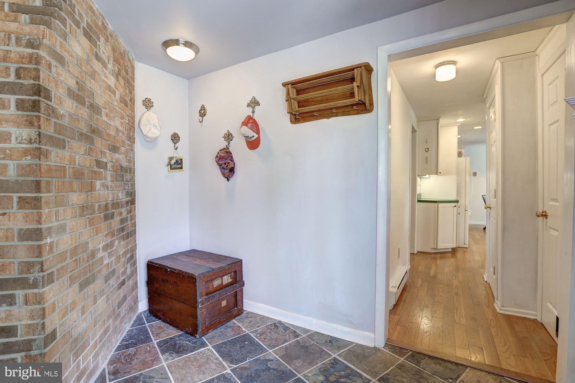 23500 Whites Ferry Road Dickerson, MD 20842 - Photo 6 of 42 Foyer