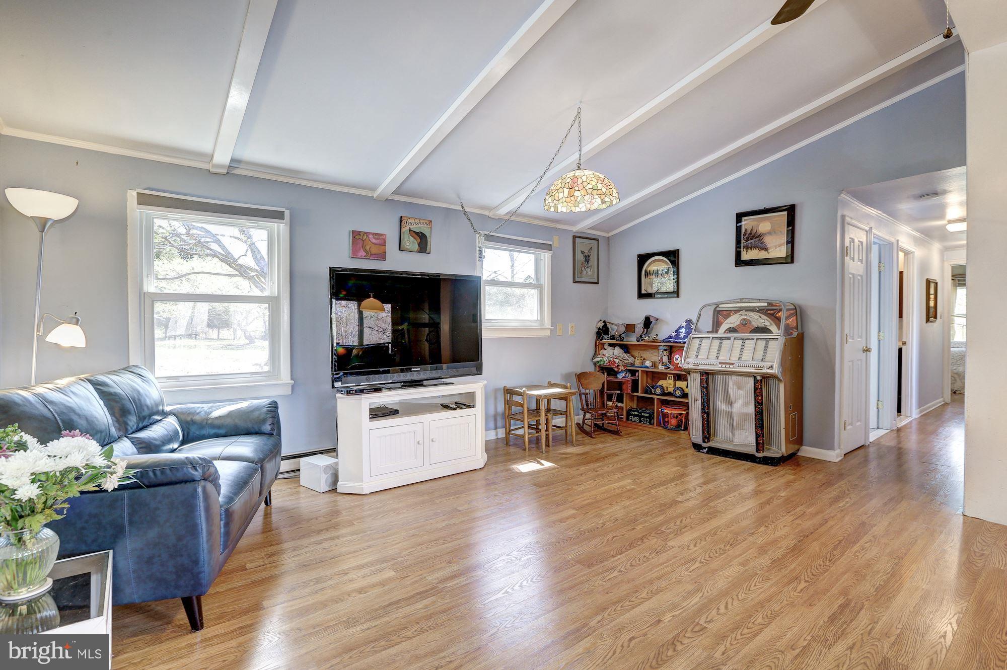 23500 Whites Ferry Road Dickerson, MD 20842 - Photo 8 of 42 Spacious family room area