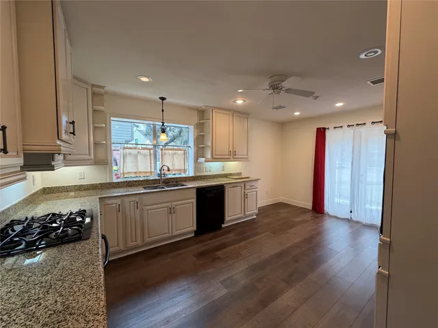 $2,950 | 3906 Hazelwood Drive, Pearland, TX 77584