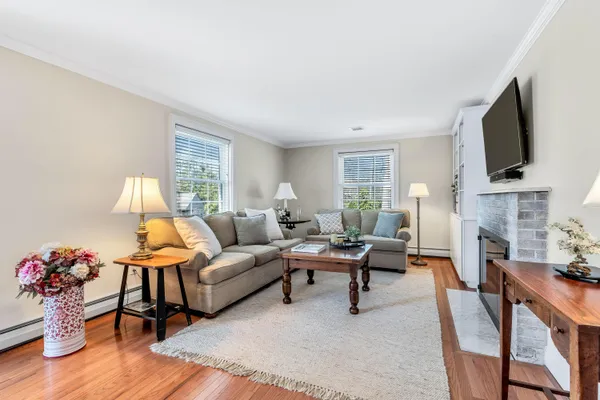 $999,500 | 70 Lakeview Avenue, Falmouth, MA 02540
