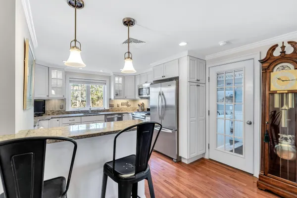 $999,500 | 70 Lakeview Avenue, Falmouth, MA 02540