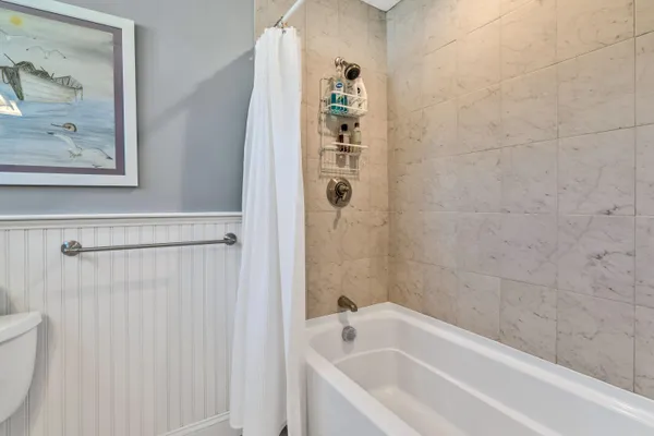 $999,500 | 70 Lakeview Avenue, Falmouth, MA 02540