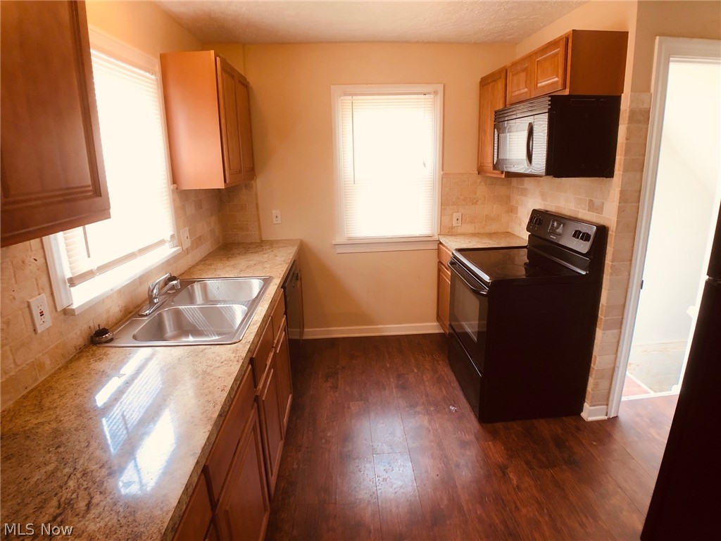 2092 Rossmoor Road Cleveland Heights, OH 44118 - Photo 6 of 25 Gorgeous updated kitchen with newer cabinets, counters, appliances and custom backsplash