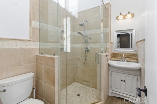 5048 Hesperia Avenue Encino, CA 91316 - Photo 14 of 30 a bathroom with a shower a toilet and sink