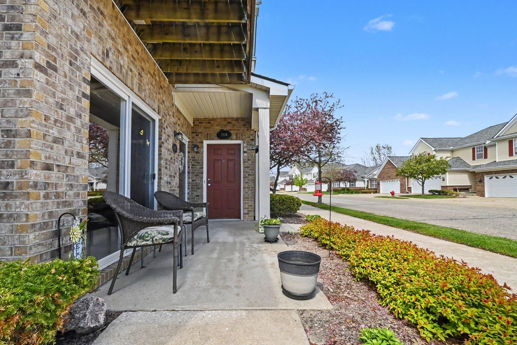 10122 Ridge Run Street Howell, MI 48855 - Photo 6 of 27 Relaxing porch