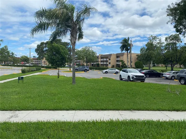 $80,000 | 9041 Sunrise Lakes Boulevard, Unit 303, Sunrise, FL 33322