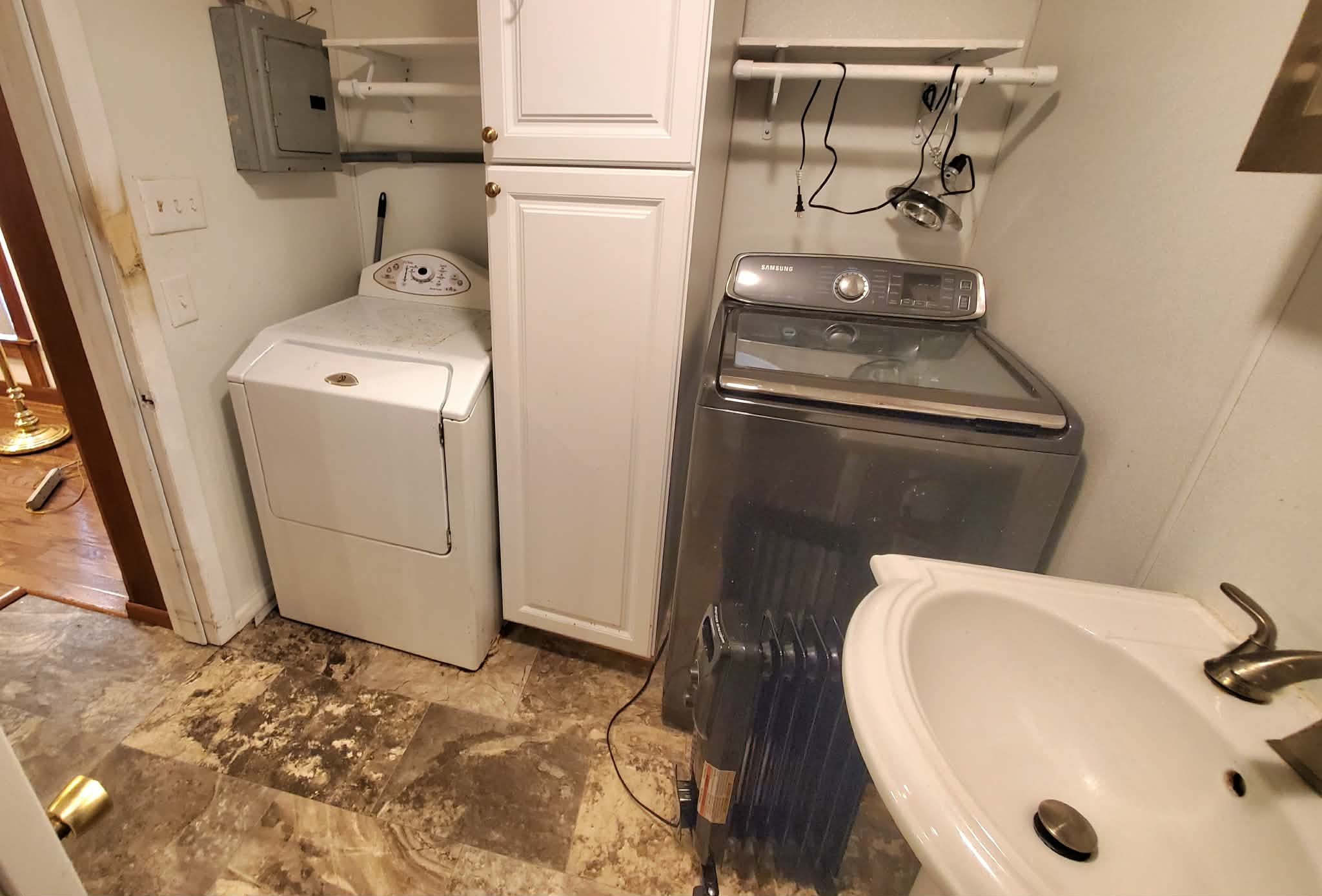 18 Roberts Lane Lebanon, TN 37087 - Photo 24 of 34 a utility room with dryer and washer