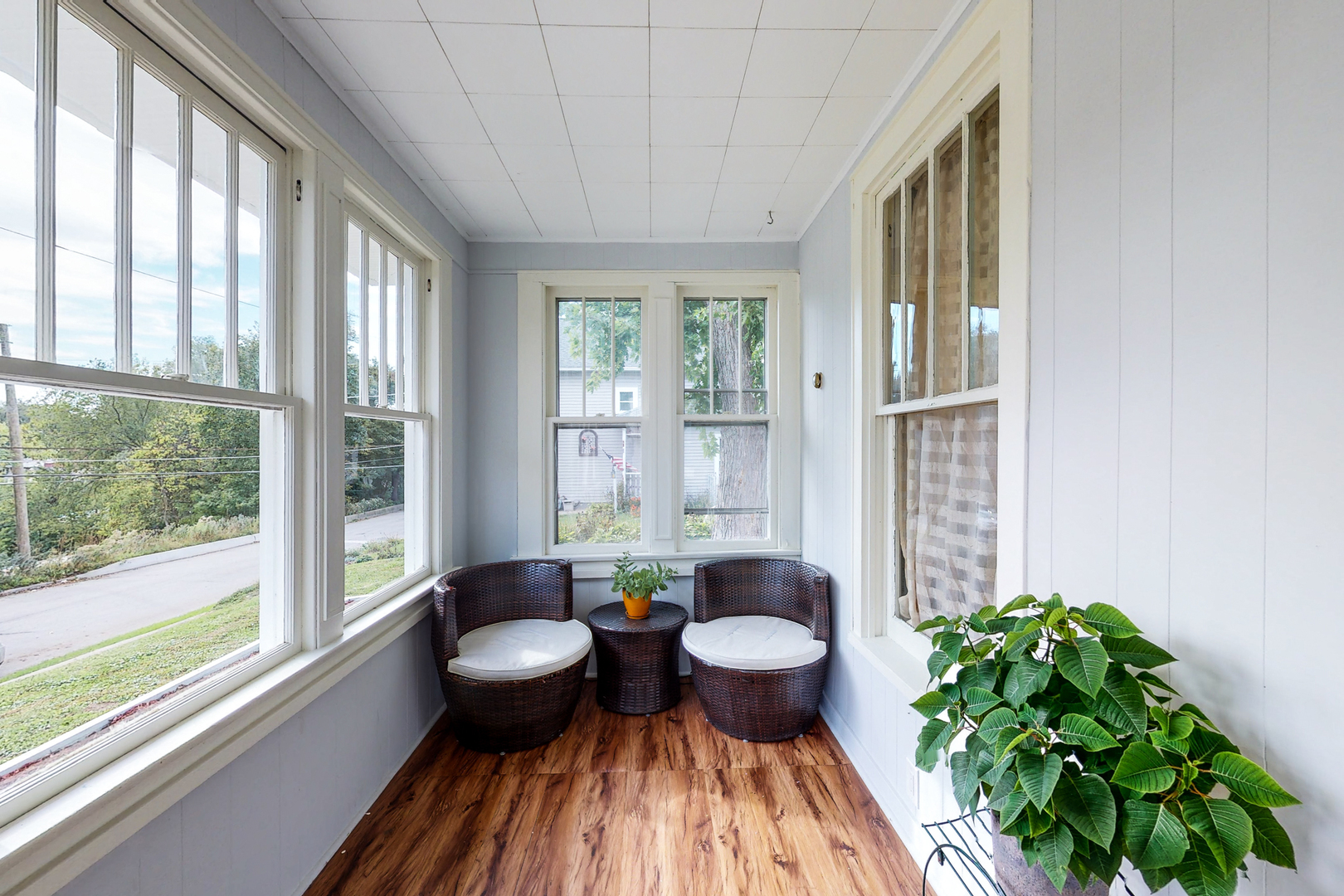 658 Linden Avenue Elgin, IL 60120 - Photo 2 of 28 a living room with furniture and a potted plant