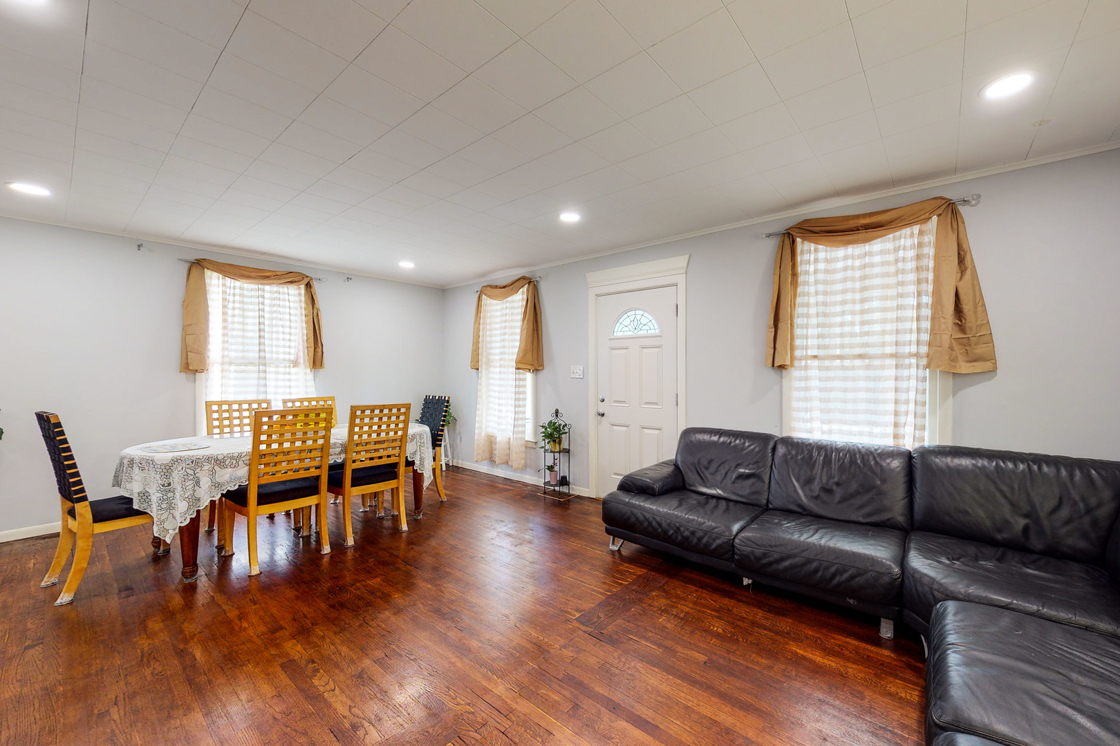 658 Linden Avenue Elgin, IL 60120 - Photo 11 of 28 a living room with furniture and wooden floor