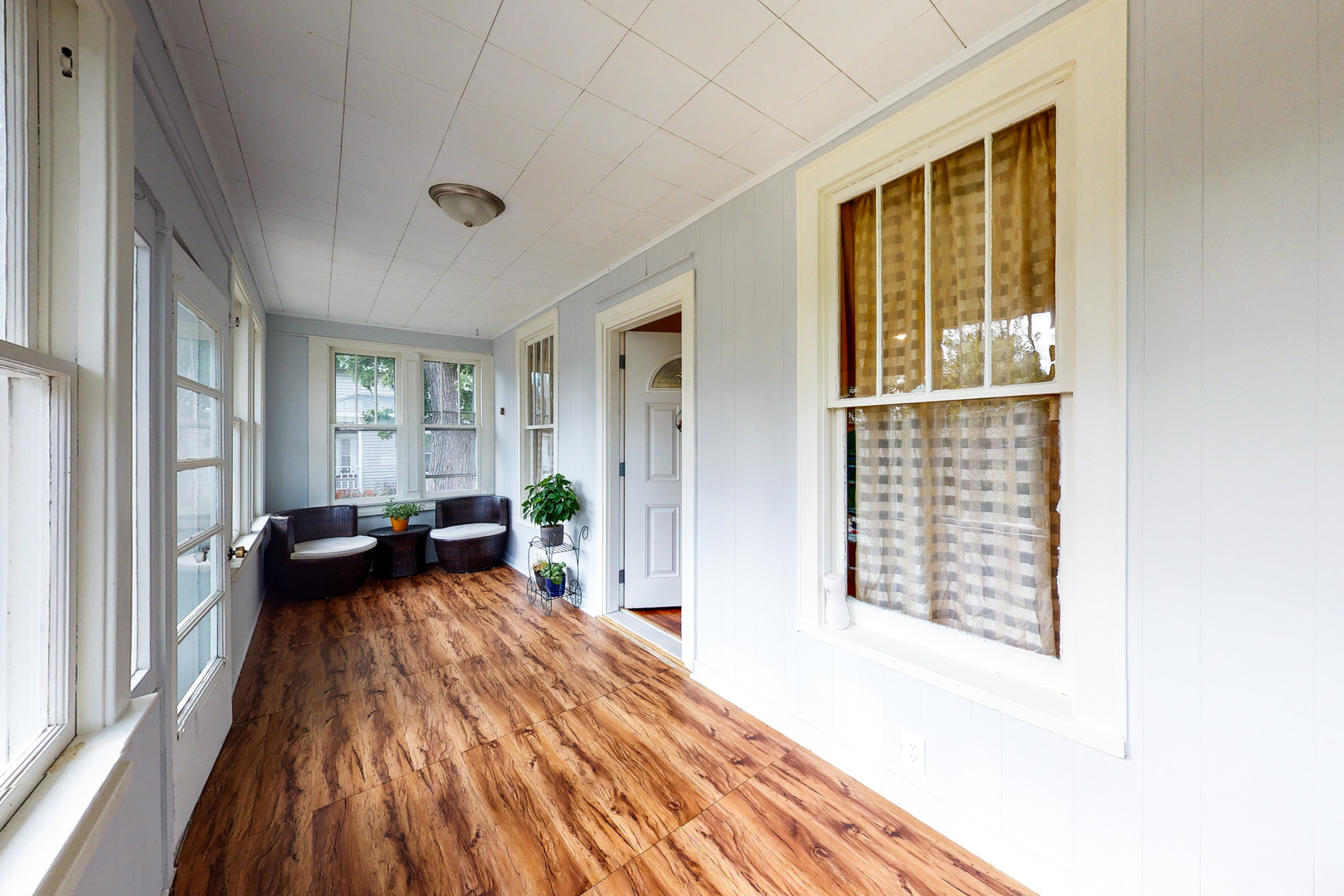 658 Linden Avenue Elgin, IL 60120 - Photo 3 of 28 a view of a livingroom with furniture and wooden floor