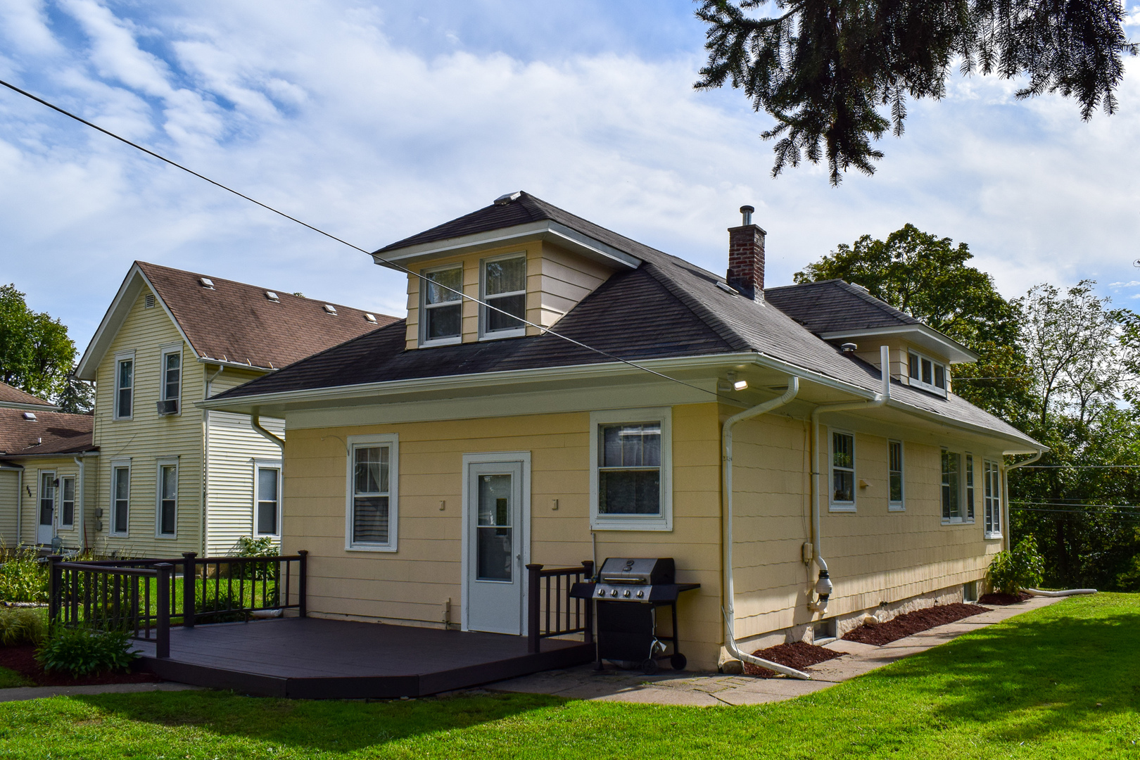 658 Linden Avenue Elgin, IL 60120 - Photo 25 of 28 a front view of house with yard and green space