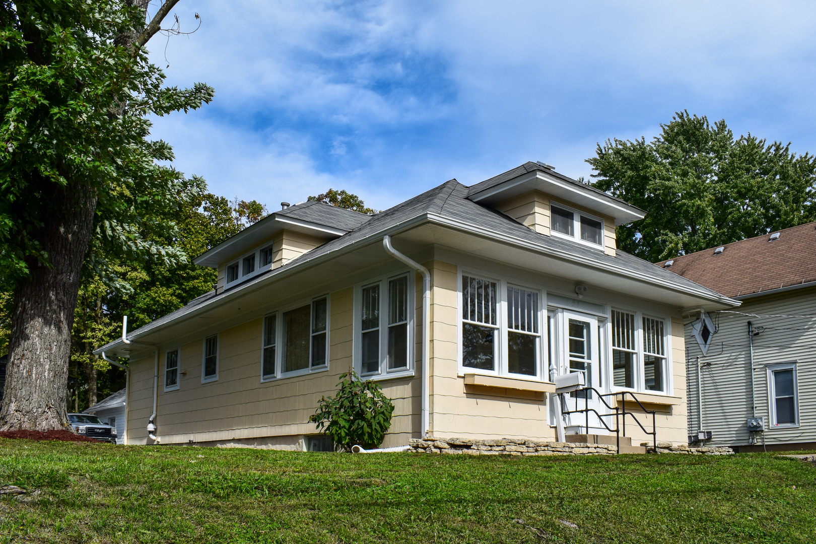 658 Linden Avenue Elgin, IL 60120 - Photo 27 of 28 a front view of a house with a garden