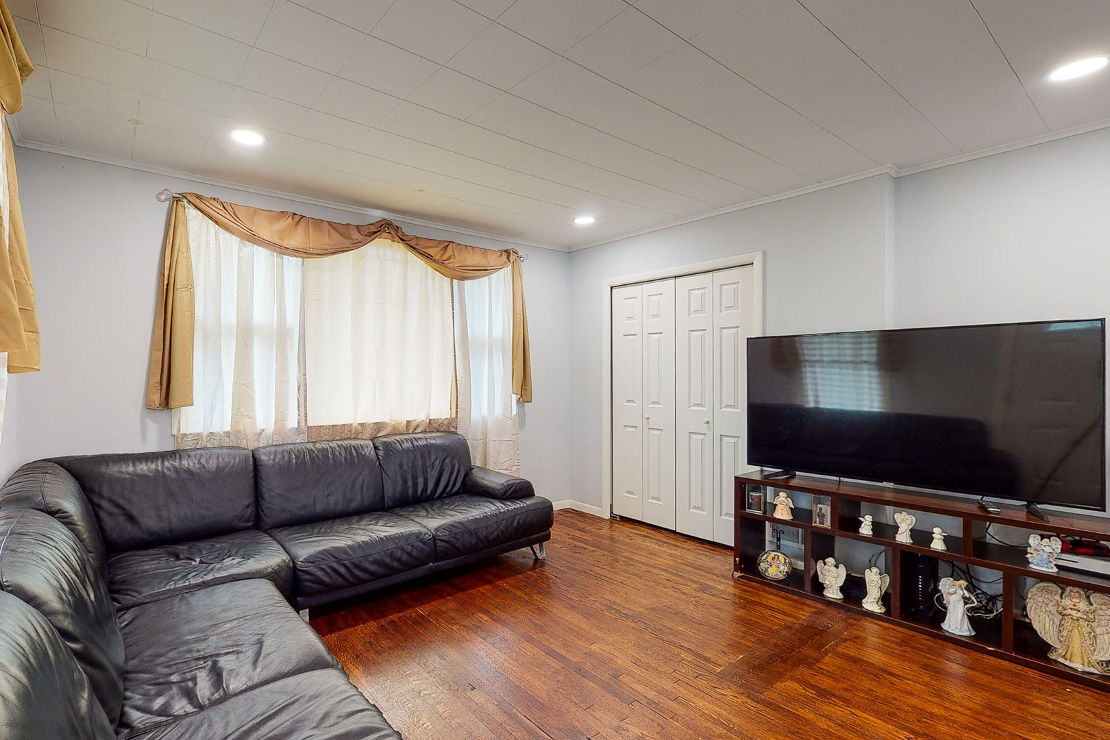 658 Linden Avenue Elgin, IL 60120 - Photo 4 of 28 a living room with furniture and a flat screen tv