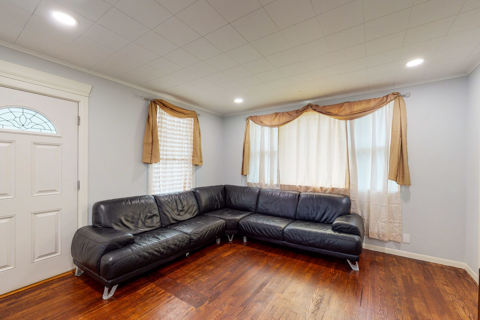 658 Linden Avenue Elgin, IL 60120 - Photo 5 of 28 a living room with furniture and a large window