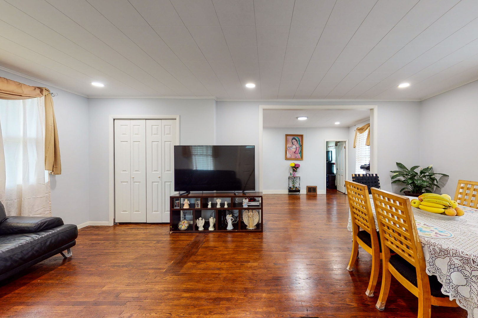 658 Linden Avenue Elgin, IL 60120 - Photo 8 of 28 a living room with furniture and a flat screen tv